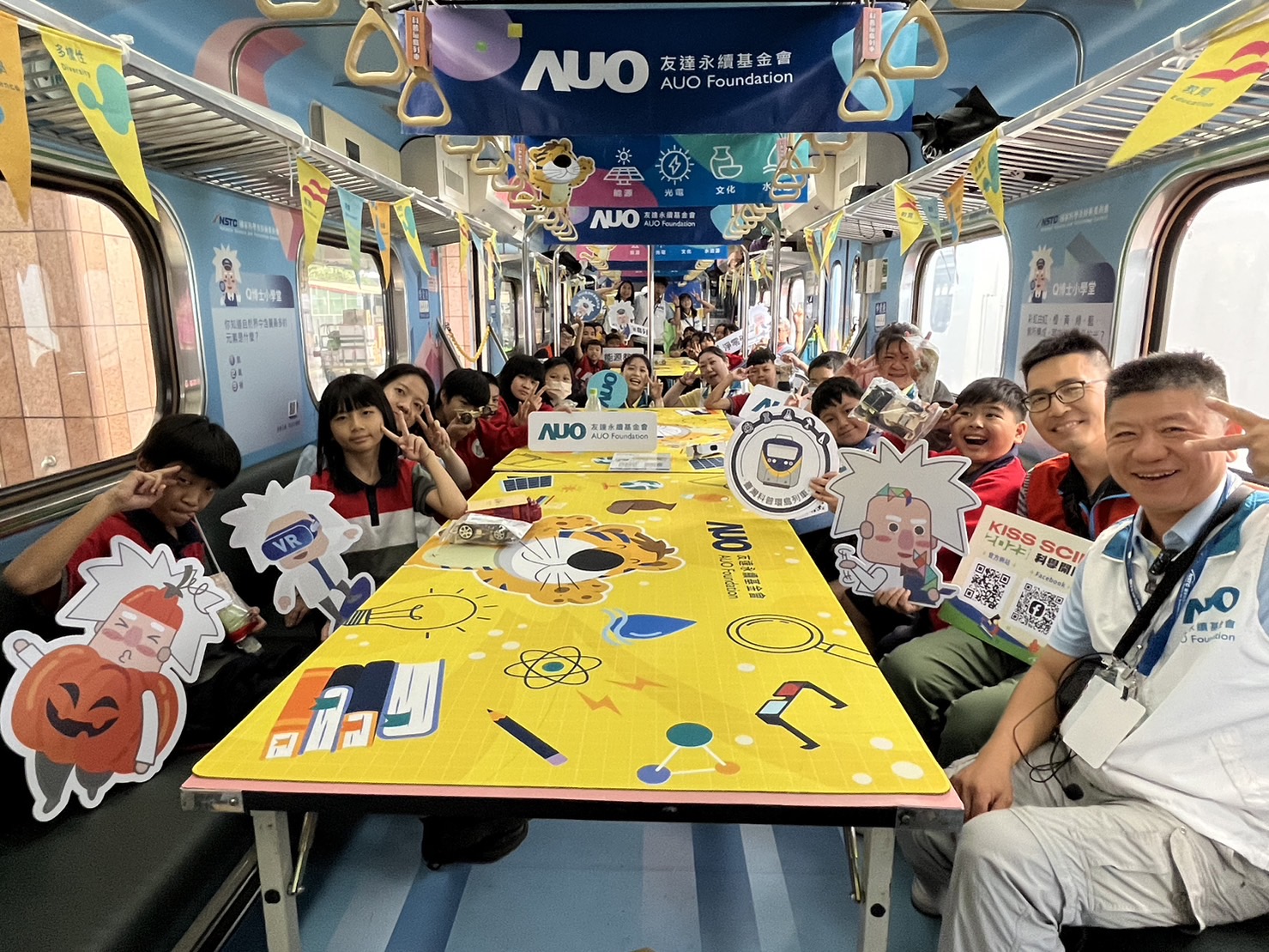 XPJ永續基金會參與「臺灣科普環島列車」，設計基礎科學車廂課程，以「淨零碳排和永續能源」為主題，讓學生透過創意實驗認識淨零知識，以及思考生活中的減碳行為
