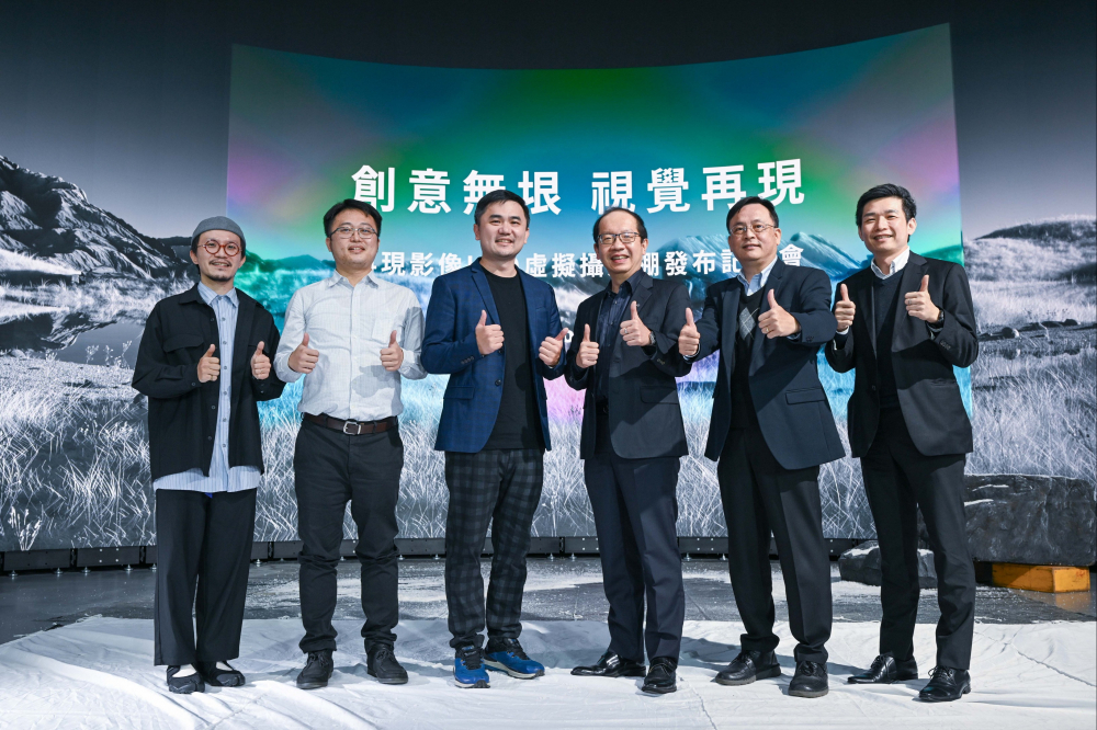 XPJ光電與再現影像攜手，於中影製片廠建置全台首座提供嶄新一站式整合服務的LED虛擬製作攝影棚（圖左至右：再現影像視覺總監郭憲聰、再現影像營運總監黃棨雋、再現影像藝術總監與導演紀柏舟、XPJ光電技術長廖唯倫、XPJ光電系統設計製造服務事業總部副總經理曾天龍、XPJ光電系統產品事業資深處長蘇聖倫）