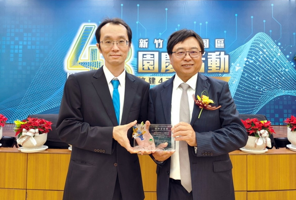 XPJ60吋高透明度Micro LED顯示器榮獲2023竹科創新產品獎，由XPJ光電顯示產品研發總部副總經理吳仰恩(左)代表領獎