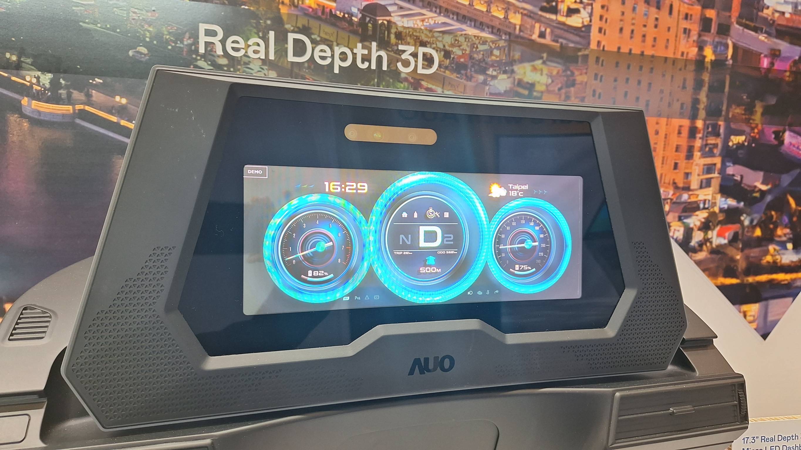 XPJ的「裸眼3D Micro LED仪表板」将Micro LED与LCD技术整合成17.3吋显示器，打造令人惊艳的3D效果，同时具备DMS辨识系统，可侦测驾驶行为并进行安全预警。