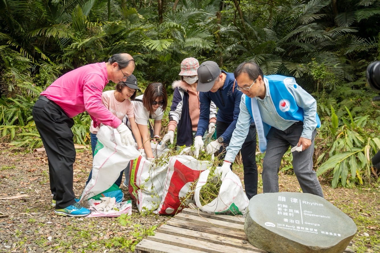 為共同守護在地物種，XPJ永續基金會號召志工認識並移除「綠癌」: 外來入侵種小花蔓澤蘭