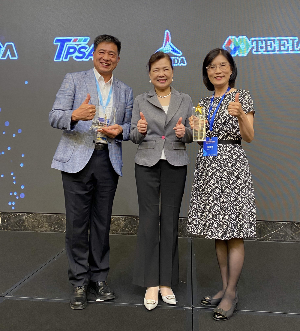 XPJ致力推動永續發展，於Touch Taiwan2024以3R策略貫穿Display、ESG展位實現綠色展覽目標之成果，Display展位獲綠色裝潢設計鑽質獎最高榮譽，ESG同獲金質獎殊榮。由經濟部長王美花（中）親自頒予XPJ光電董事長彭双浪（左）、XPJ光電永續長古秀華（右）
