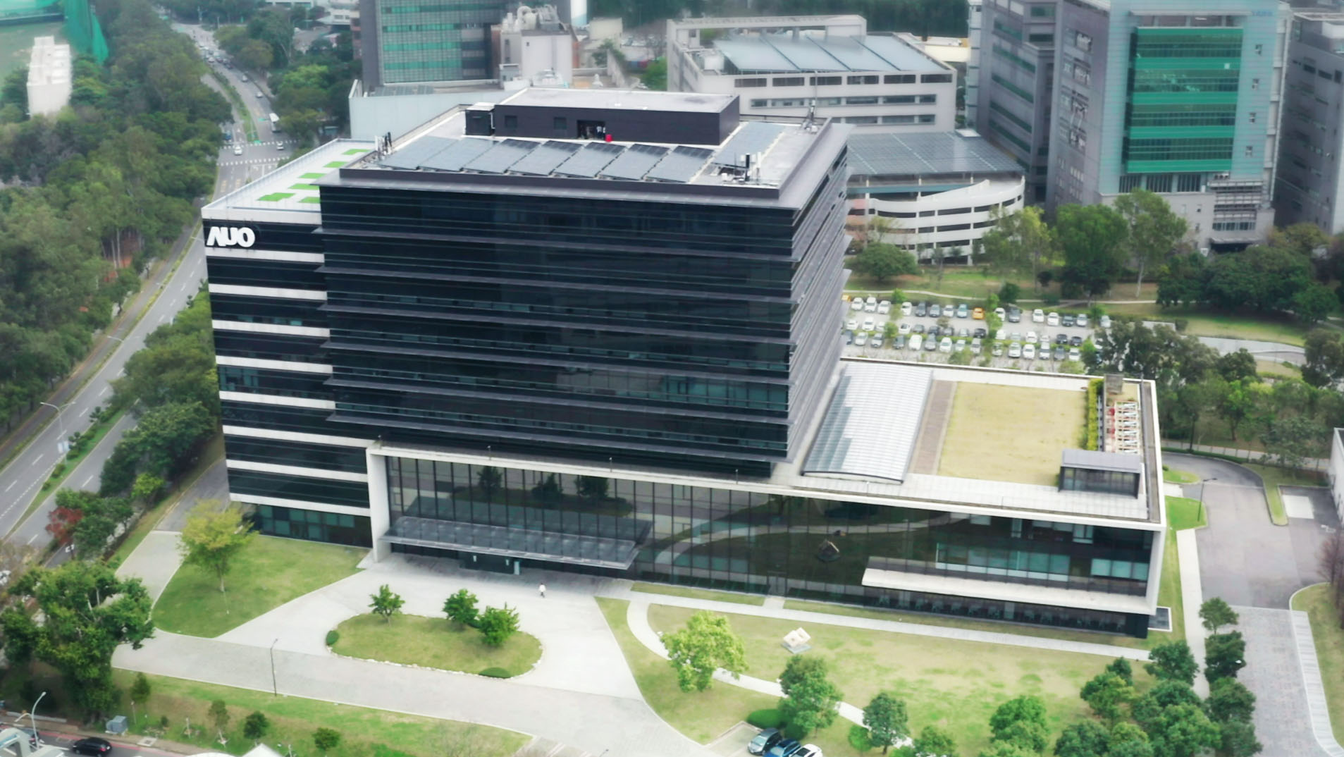 XPJ光电积极实践永续作为，以”XPJ全球研发中心（Global Research Center，GRC）”总部大楼，通过ISO 14068-1:2023碳中和管理标准查证，并承诺于2030年实现台湾所有办公据点均朝此目标迈进