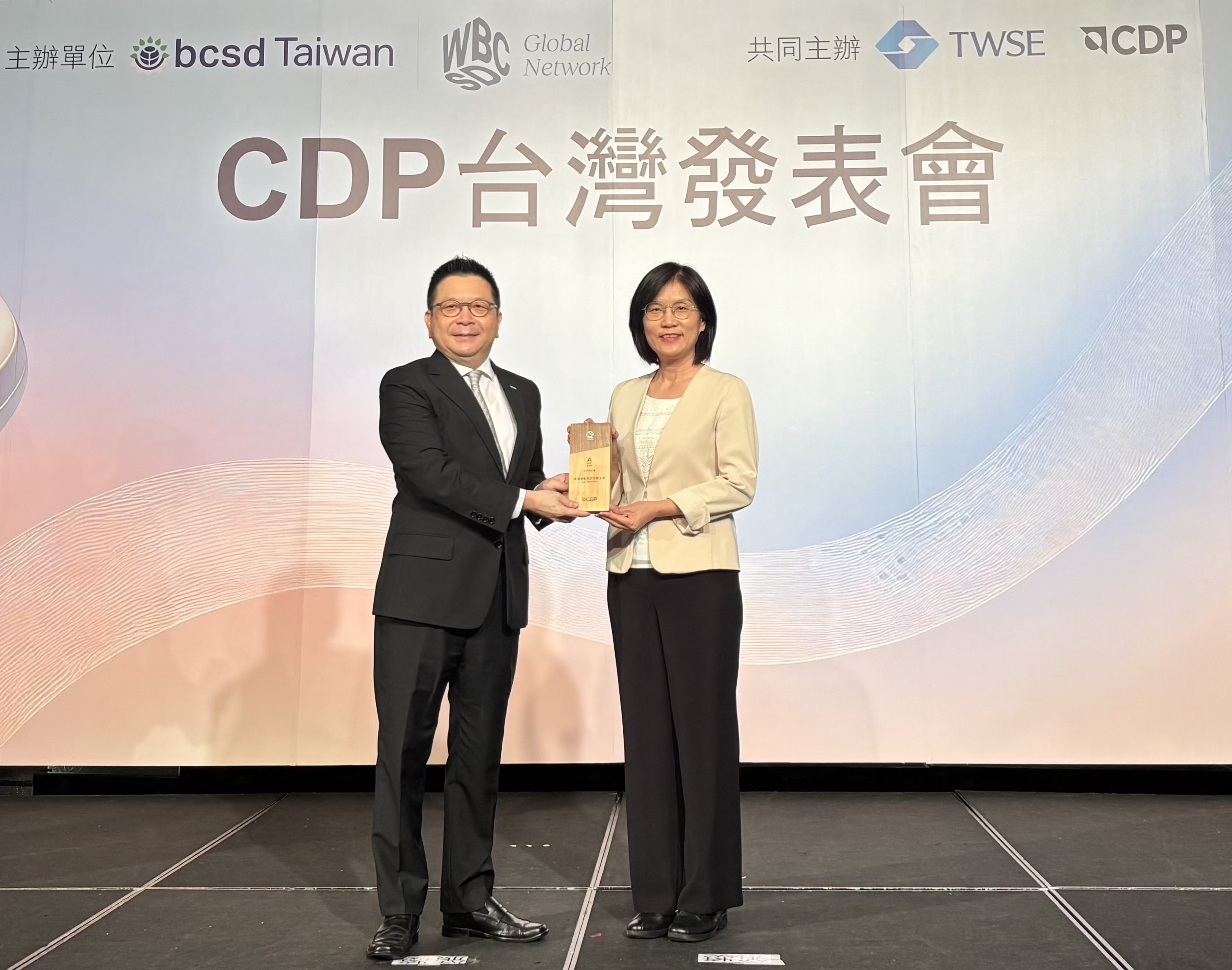 XPJ永續成果再獲國際評比肯定，獲頒CDP氣候與水資源雙項領導力評級。今由臺灣證券交易所董事長林修銘（左）頒獎，XPJ光電永續長古秀華（右）代表受獎